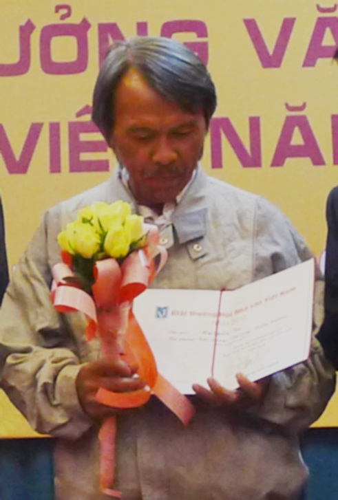 Nguyễn Trí Người kể chuyện bằng chữ